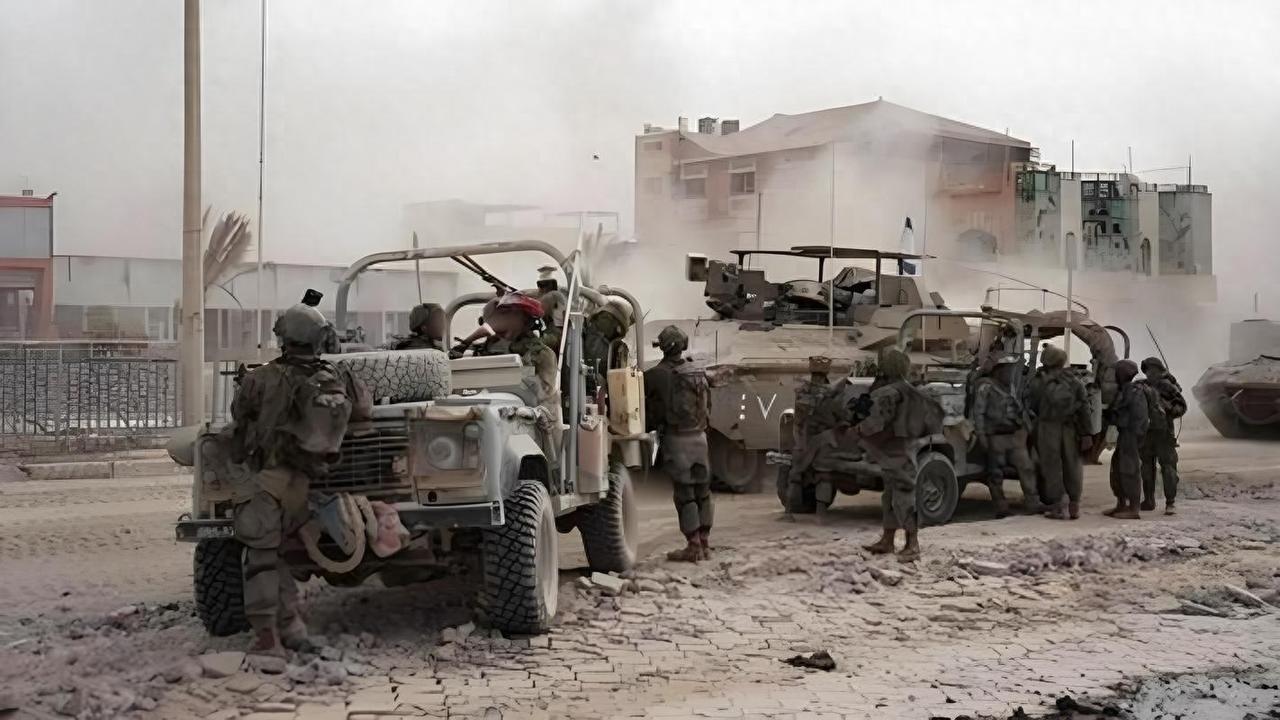 红军城战场出现震撼一幕！五万俄军围攻两千乌军，战场上却几乎听不到枪声。 这片