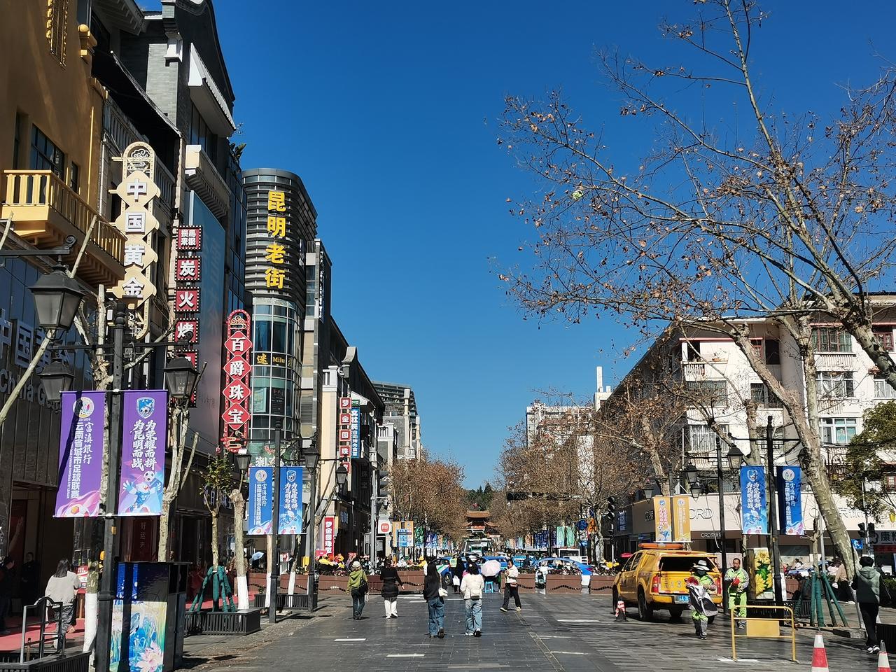 走在冬日昆明的街头巷尾，看着眼前亮晃晃、金灿灿的阳光映照下的鲜亮街景，我总会有一