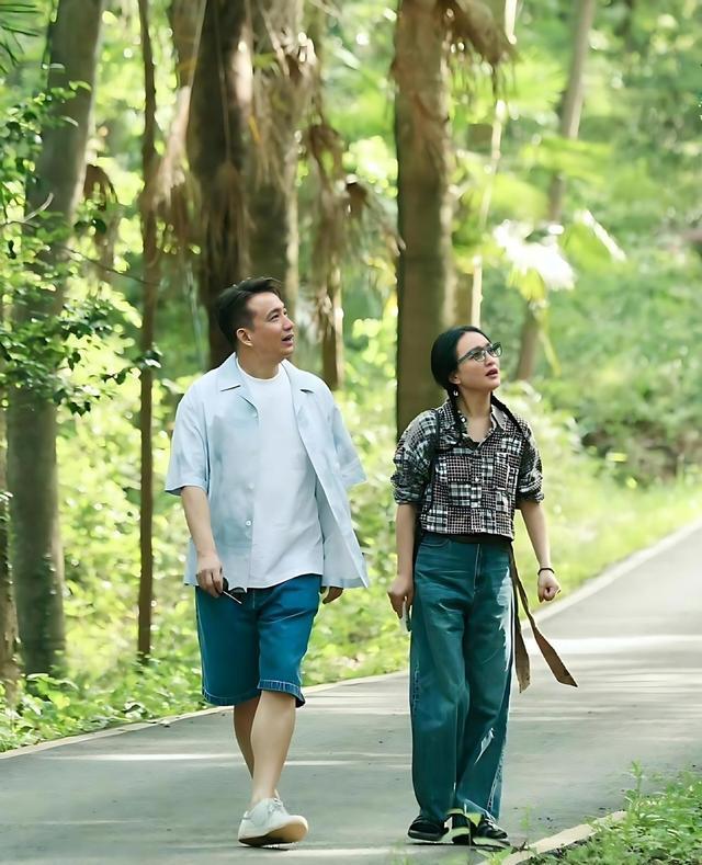51岁的周迅用旧衣穿出高级松弛感：格纹衬衫随手一抓的懒劲、阔腿牛仔裤视觉拉长腿型