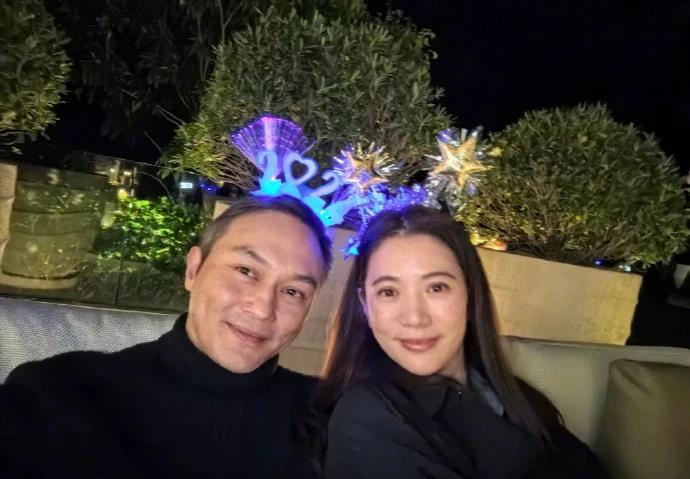 张智霖平时自拍比较真实，显得有些年龄感，但参加活动时通过化妆，整个人看起来年轻了