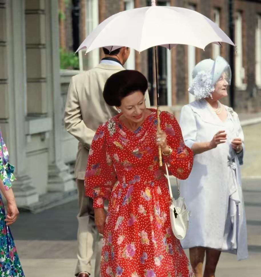 玛格丽特忌讳戴安娜的原因，居然是这两个？她是女王唯一的妹妹，也是乔治六世最爱的