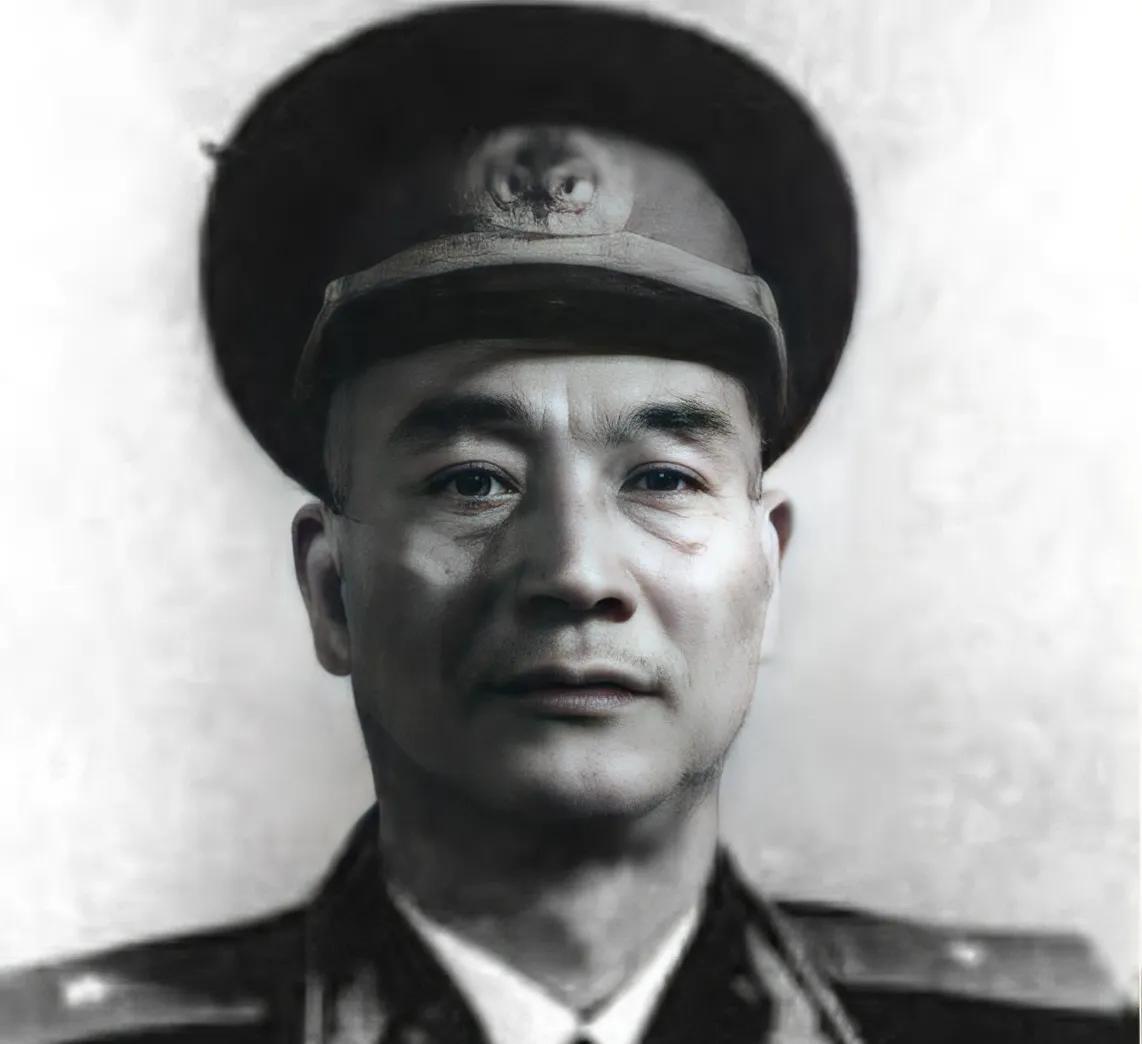 经历堪称传奇的开国少将李治。传奇一，上海南洋医科大学毕业后，回南昌开私人诊所。
