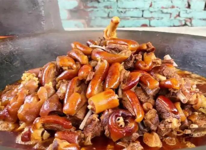 狗肉滚三滚，神仙站不稳，舌尖上的千年美味，哪些地方爱吃狗肉呢？狗肉又名香肉，从