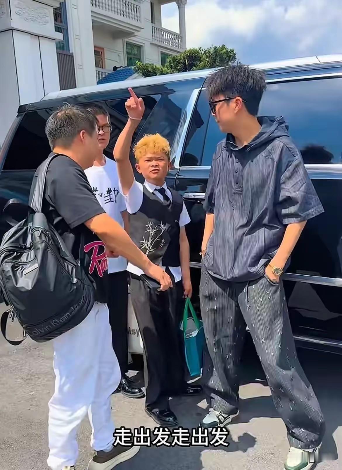 “小马云”这排面属实是到位了！出门百万豪车，吃饭星级酒店加大龙虾，一身行头那是妥