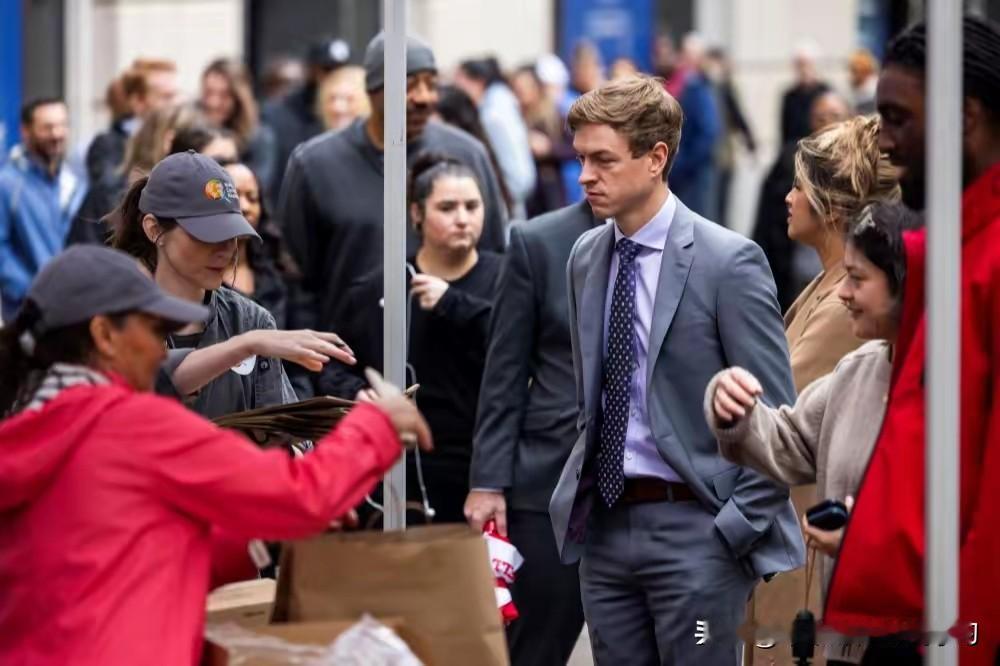 谁能想到，“饥饿”竟成了超级大国的新难题？美国联邦政府一关门就是三十多天，直