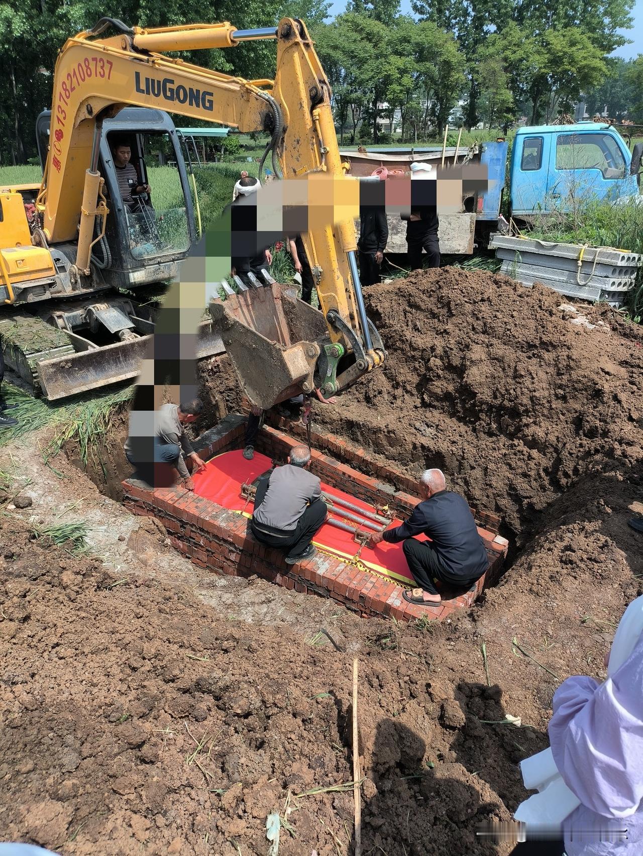 有个患肺癌的男人离世了，享年六十四岁。有人说：“前几天在街上还碰到他，怎么突然就