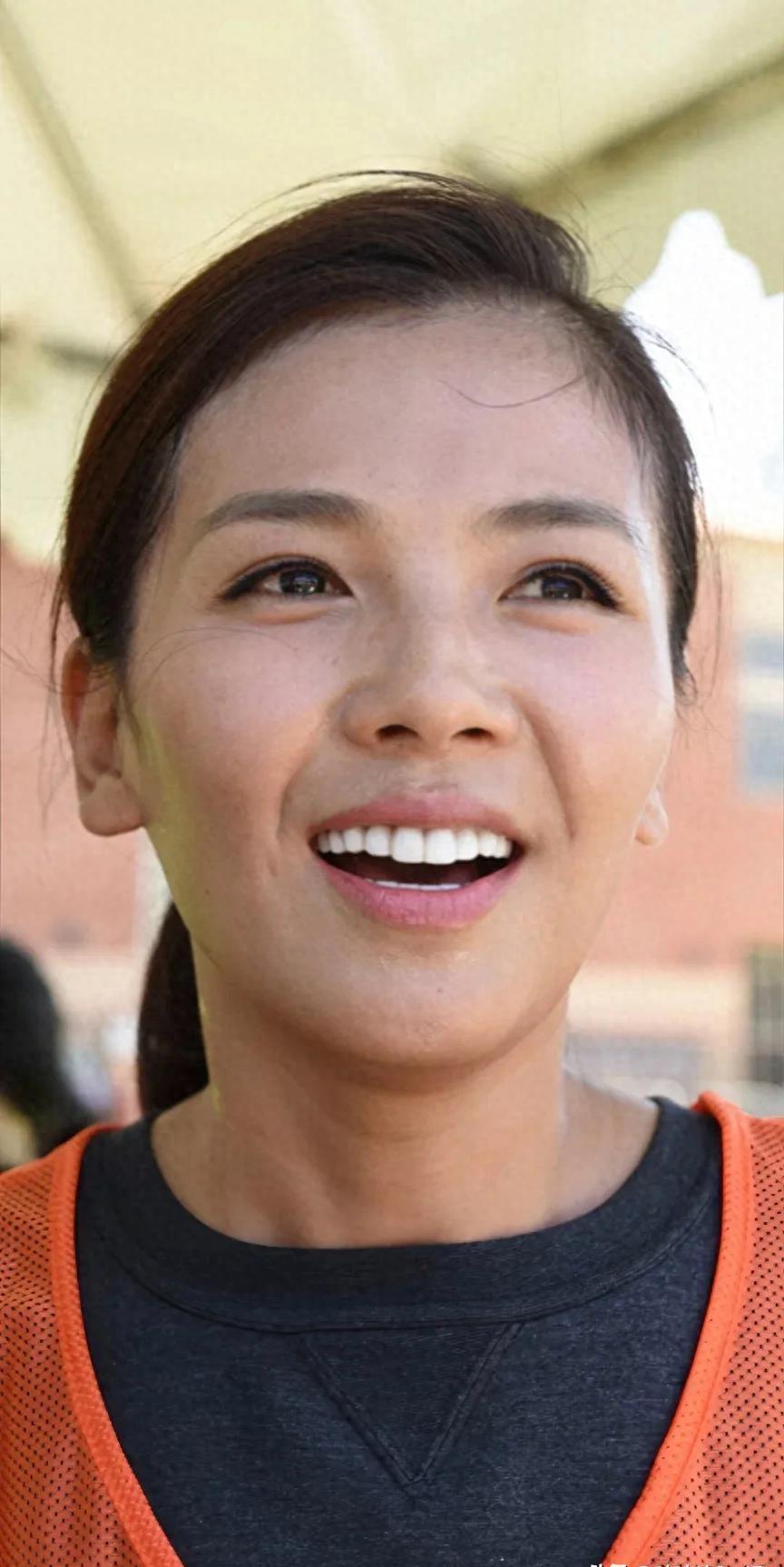 刘涛素颜照片爆出，路人惊呼：这还是那个“国民贤妻”？你以为她皮肤松垮老态尽显，