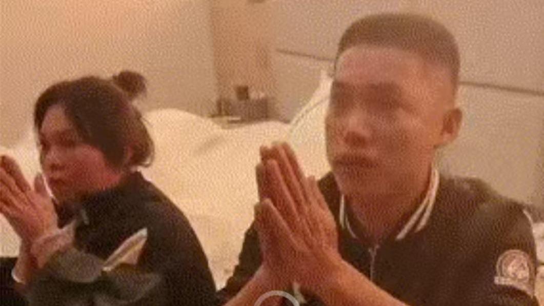女子出轨被捉,丈夫将女子脖子上盖“猪肉章”,女子洗不掉后崩溃