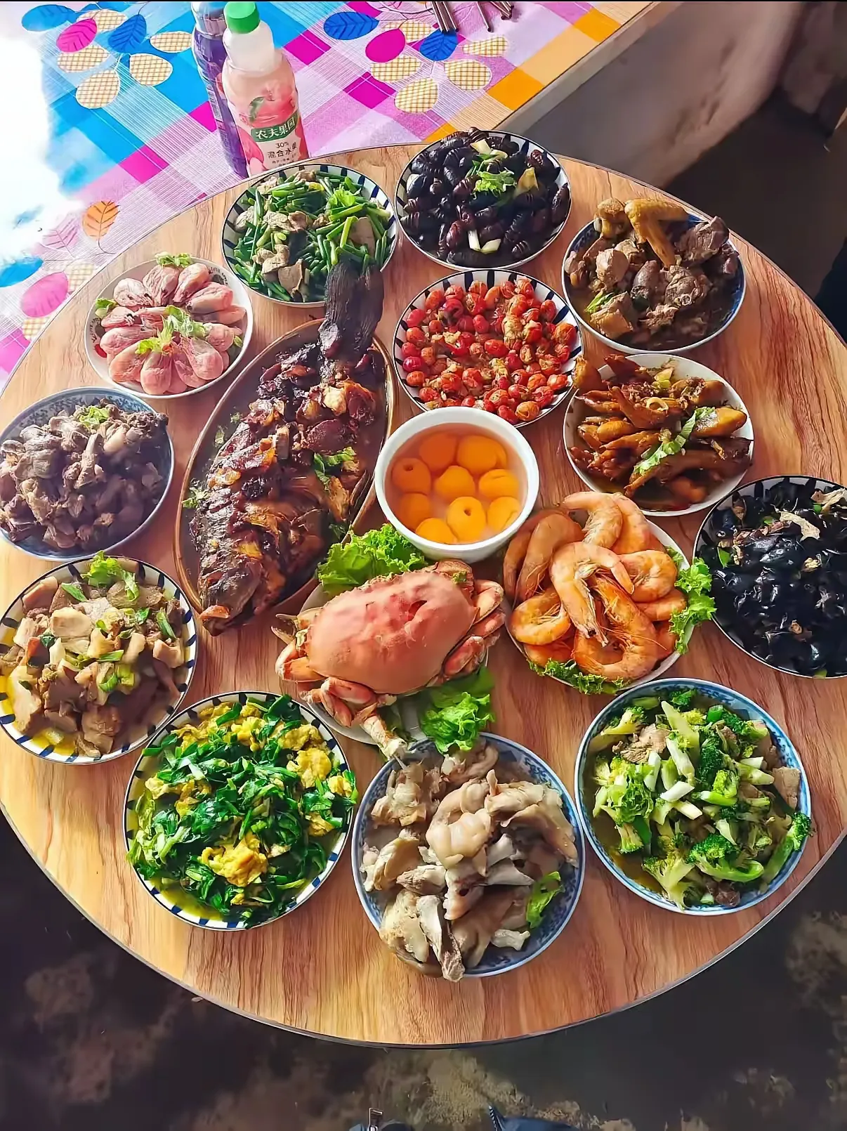 孙子过满月，我精心做了一桌子硬菜，满满当当的。可儿子非要去饭店，我就觉得自己做的