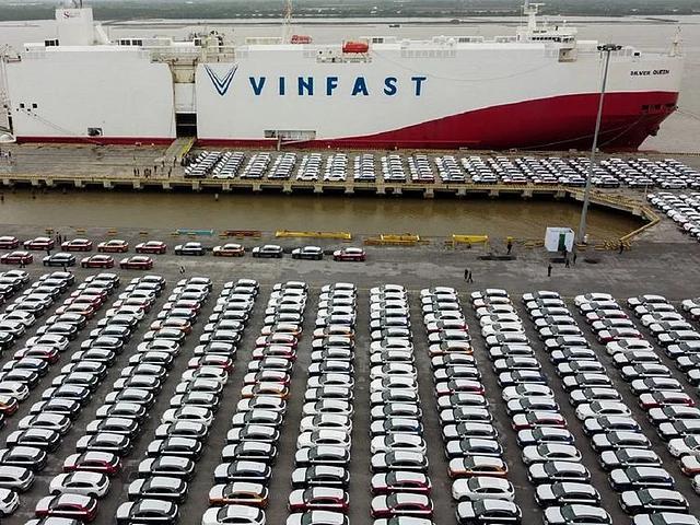 越南电动车品牌VinFast，近期在海防港一次性完成5000台电车装船，分两艘滚