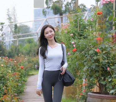 漫步花间小径，享受大自然的美丽。