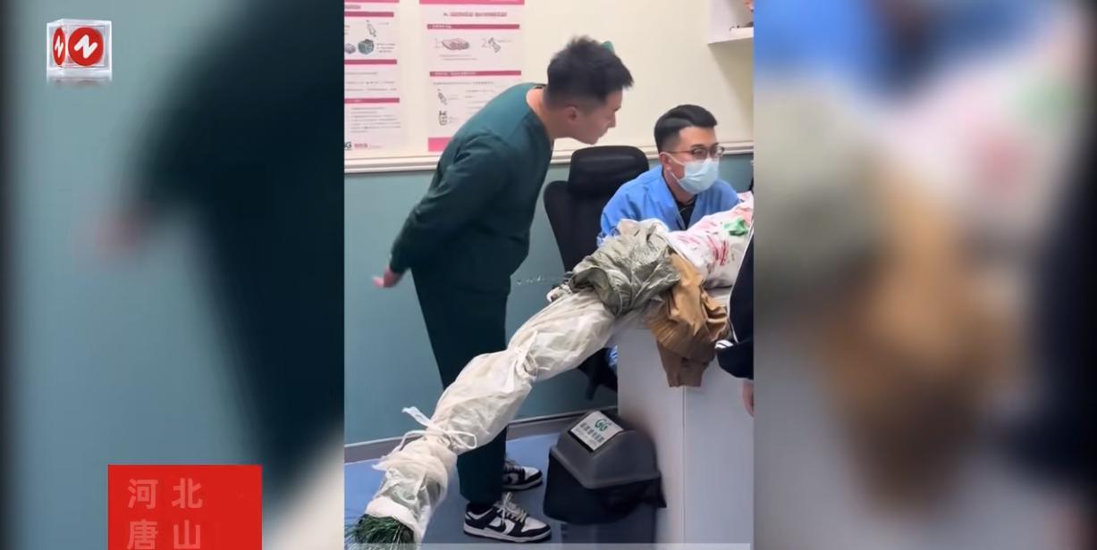 笑不活了！5月2日，河北唐山，一男子养的孔雀突然生病无法进食，男子为了带它去医院