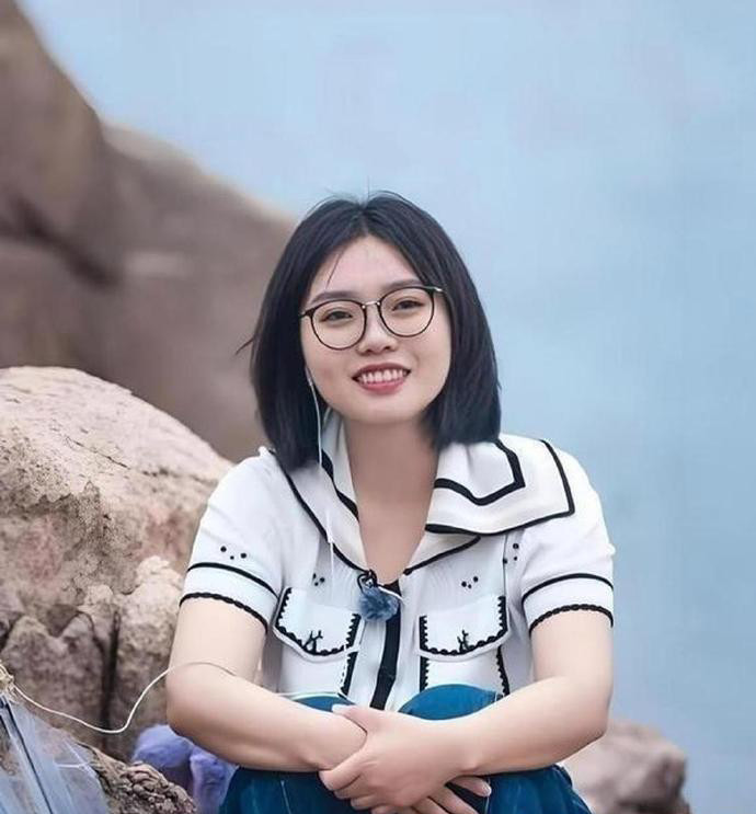北大还有说不出口的专业撒贝宁问李雪琴北大读什么专业，她笑称专业难以启齿。撒贝宁满心疑惑：北大还有什么