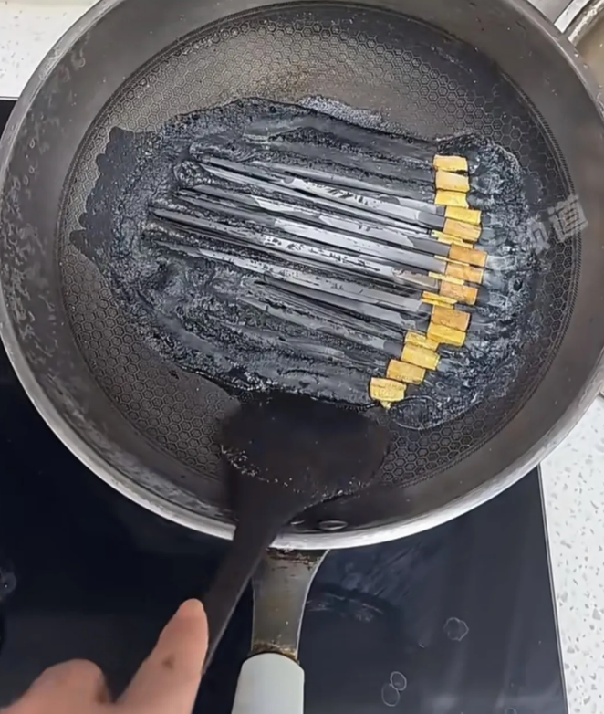 给新买的筷子消毒，没想到最后连锅都废了！