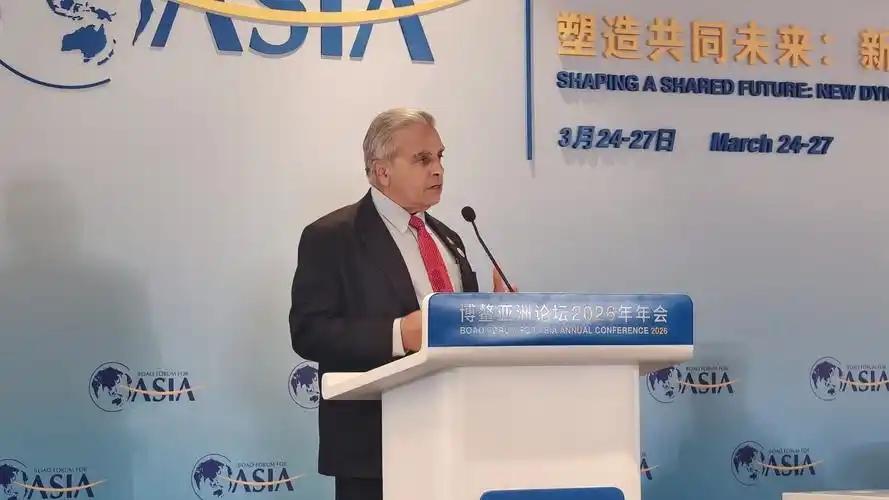 马凯硕最近在欧洲说：中国弱的时候，西方往中国送鸦片；中国强起来之后，西方又急着往