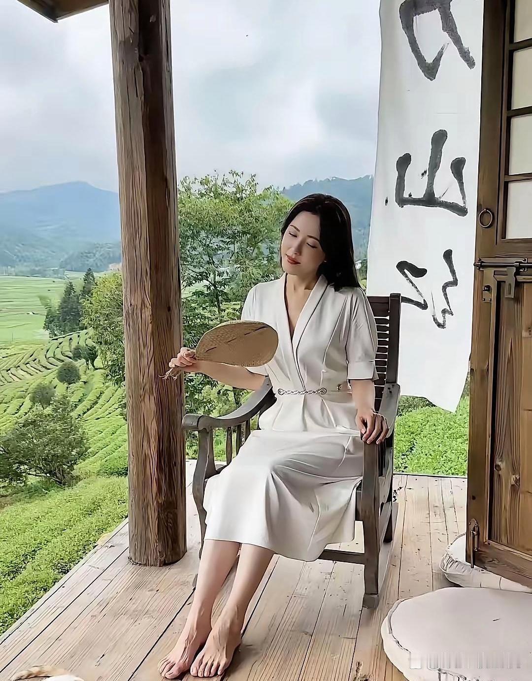 曾黎脚部青筋清晰可见，但丝毫不影响优越脚型，堪称美足，一眼便能感受到独特美感。