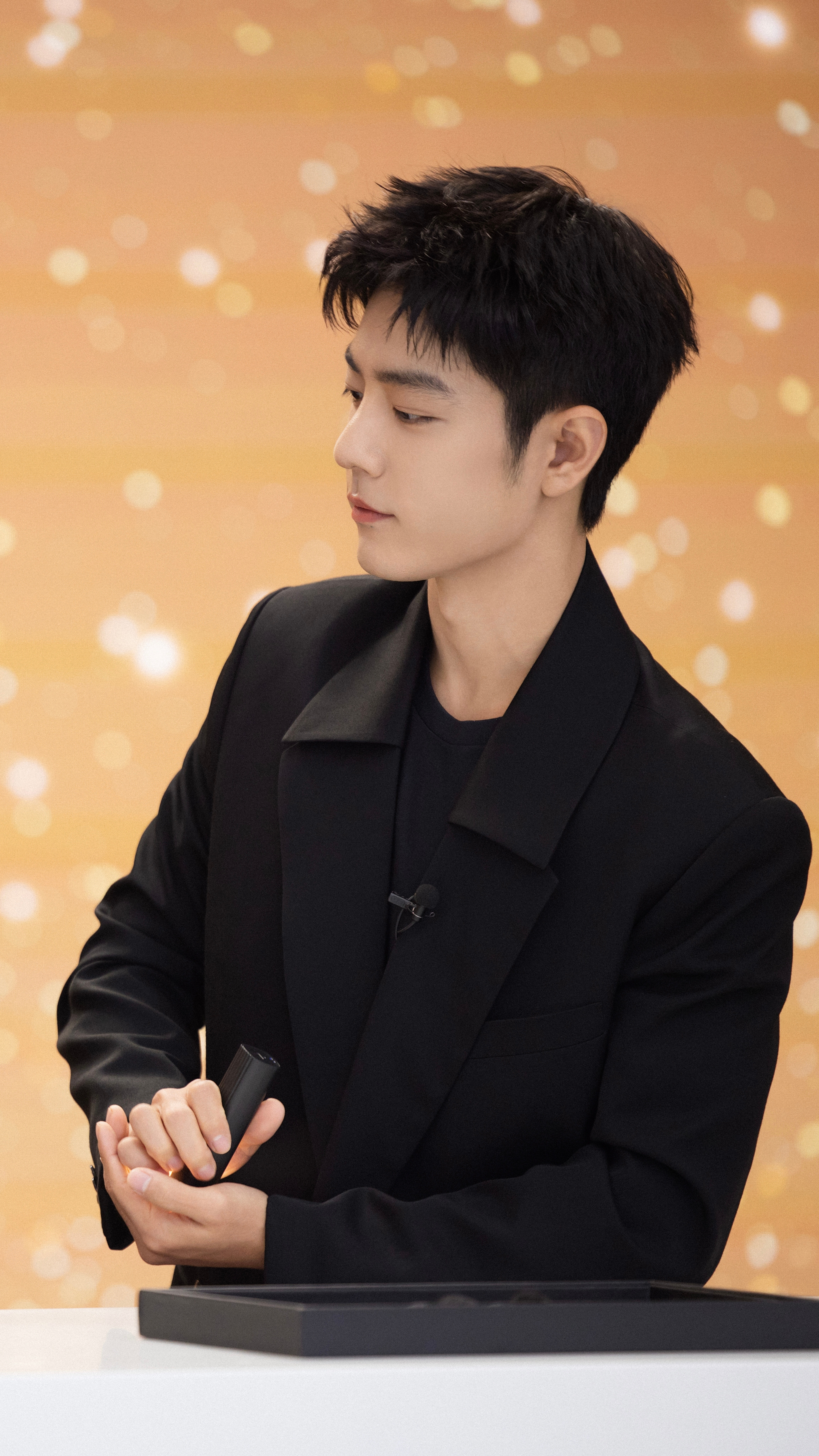 肖战你的微笑简直比星星还美，让我无法入眠。​​​