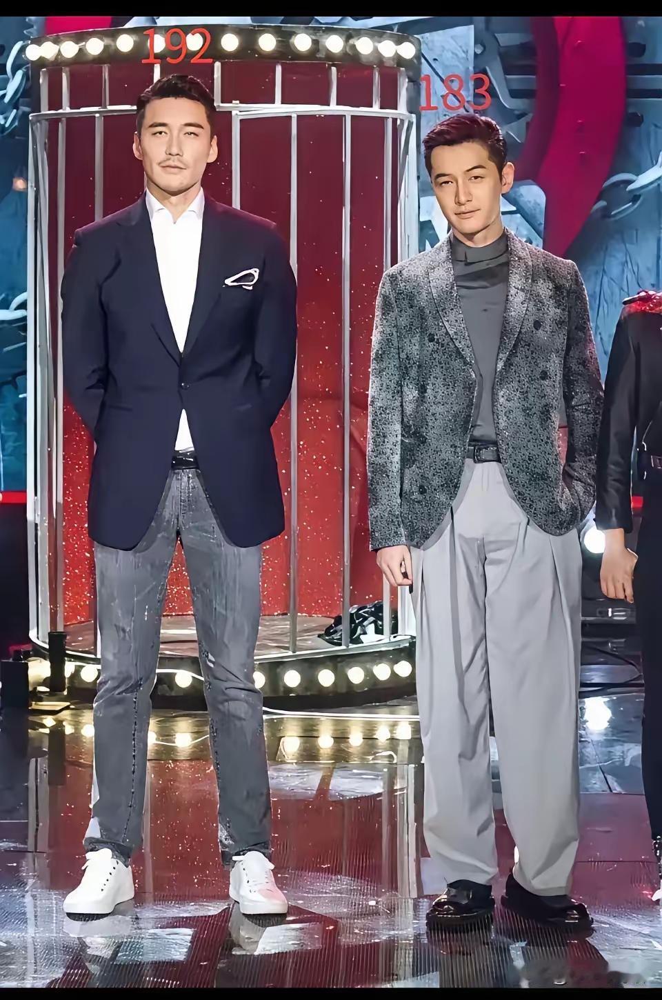 谁能想到，五十多岁的胡兵站在胡歌旁边，居然把“颜值暴击”演成了现实版？最近