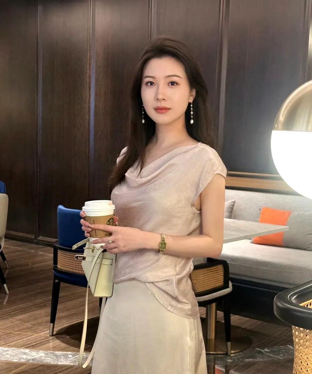 柔和的浅色系穿搭，搭配精致的配饰，尽显温婉气质。在舒适的空间里，手持咖啡，静享这