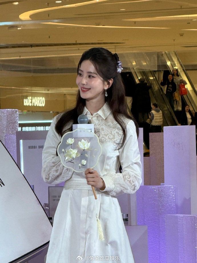 这个刘诗诗美成啥了刘诗诗镂空衬衫国风裙刘诗诗镂空衬衫国风裙，真东方美人啊