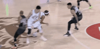 曾繁日收到建议！对阵南京同曦男篮的比赛中，曾繁日在防守时已经失去了位置。本以为