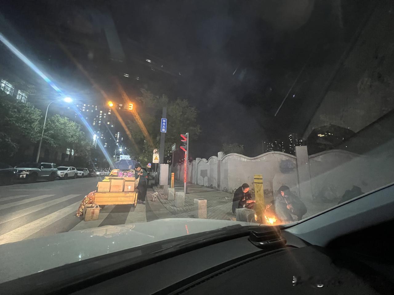 这几天降温很厉害，早晚接送孩子都不骑电动车了，晚上十字路口全是给逝去的亲人“送寒