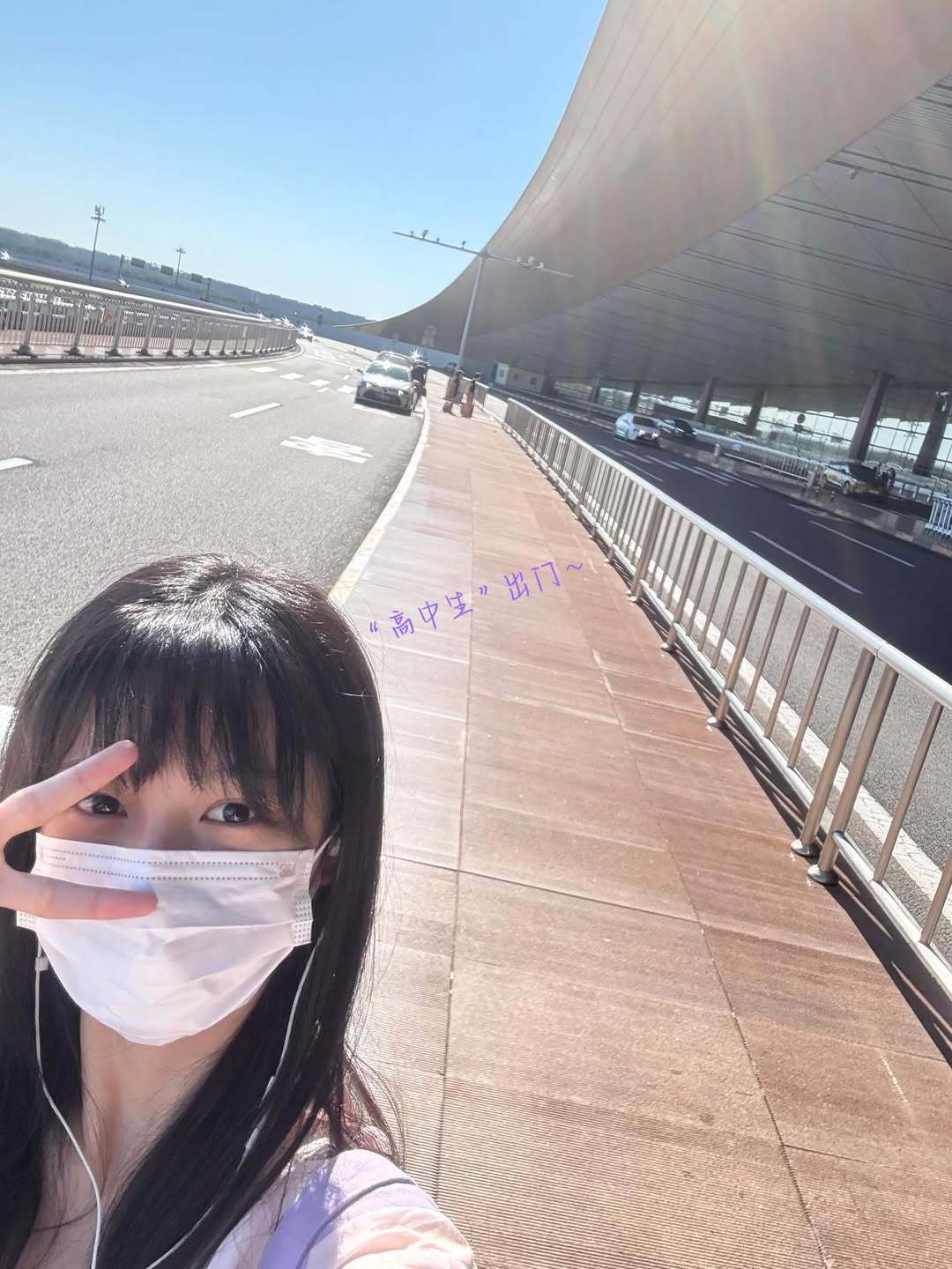 周也鬼马少女IG更新🌟齐刘海儿的也子秒变高中生，怎么这么嫩啊！完美适配各种