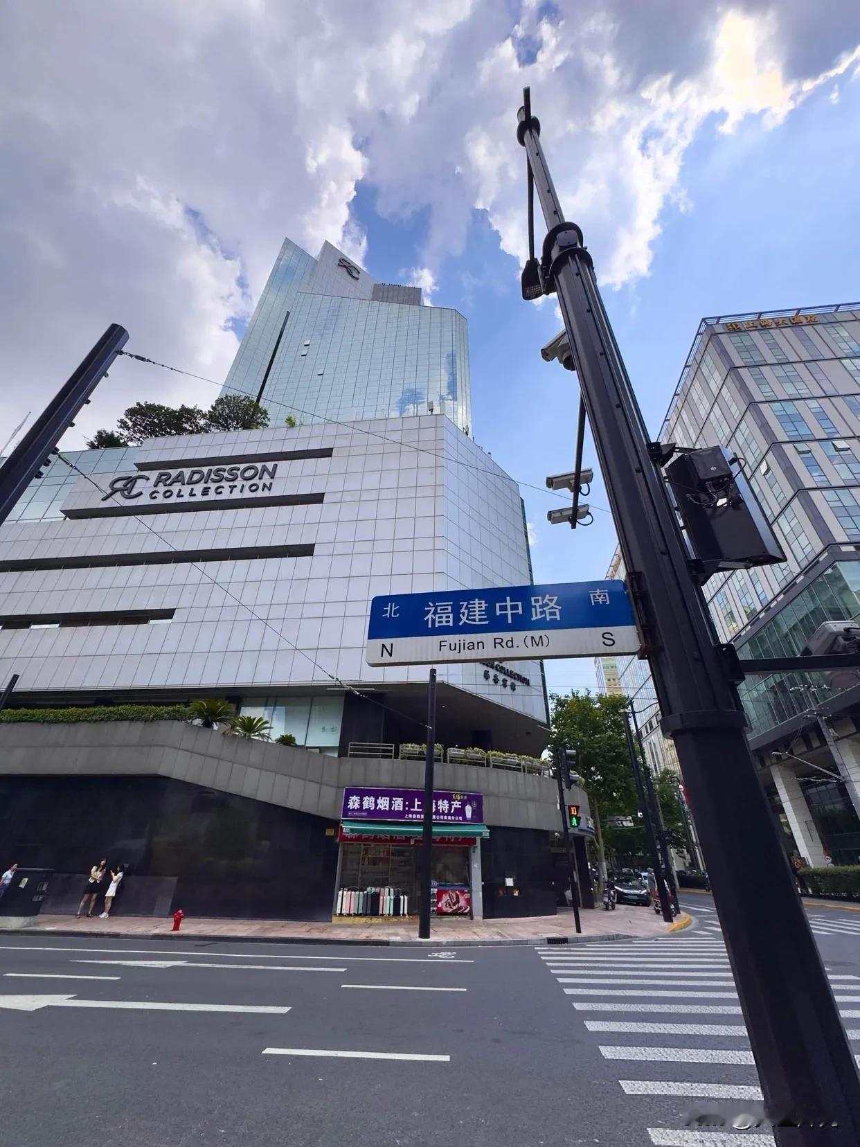 上海楼市新政“沪八条”正式落地，再叠加地铁时隔多年启动票价调整，一系列密集出台的
