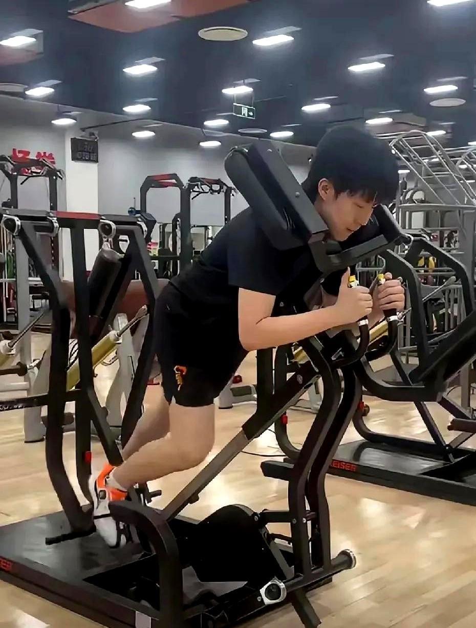 最近，王楚钦压力大！外面的人都盯着他，看他能不能扛起男队这面旗。眼看着别的项