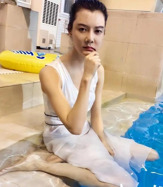 🐰2012年，车晓与身价125亿的丈夫李兆会闹离婚，母亲王丽云说，要
