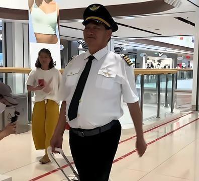 朱之文穿着机长服现身章丘，这身行头配上他那标志性的憨厚笑容，看着还挺像那么回事。