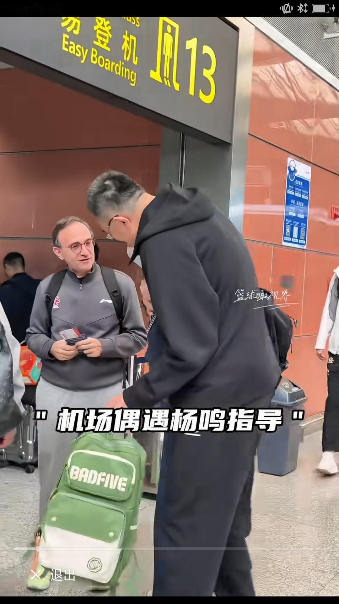 据辽媒消息，今天上午辽宁男篮从沈阳桃仙机场出发，前往四川宜宾赛区，备战明晚与上海