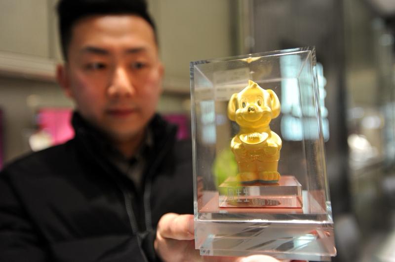 2026年绍兴越城区灵芝派出所接到王女士报警，她一只36克的金手镯被调包成