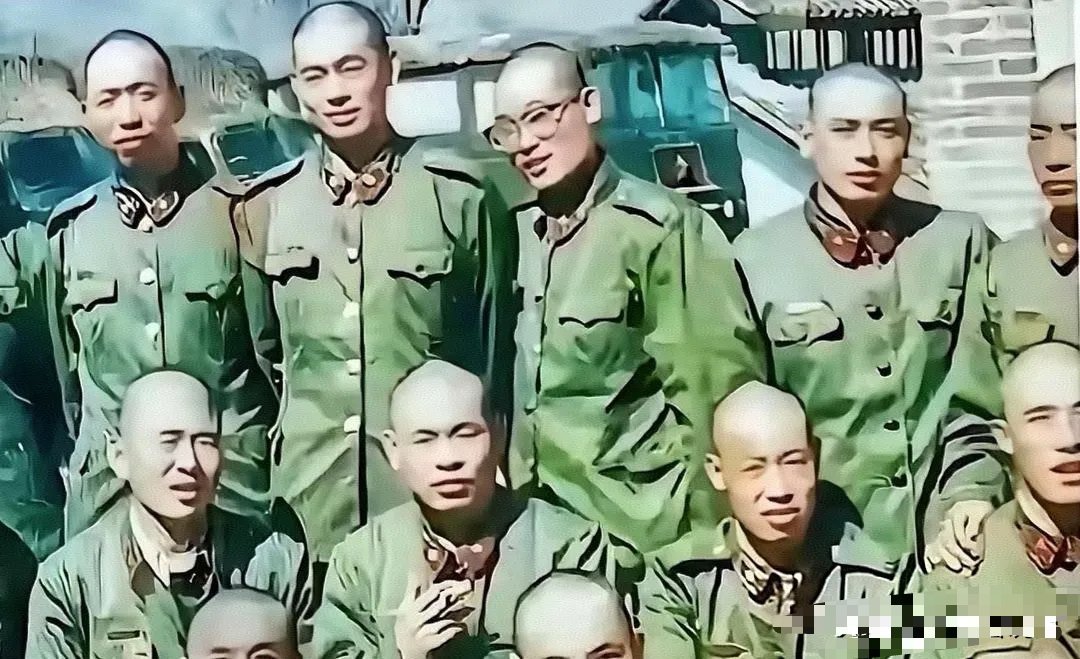 1984年，老山战役的硝烟中，一张敢死队合影定格了最悲壮的青春。为了在受伤时减少