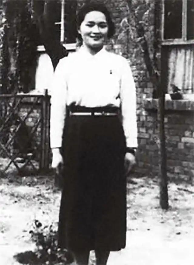 1973年，钱钟书的女儿钱瑗因洗衣服被邻居打了一耳光，他62岁的妻子杨绛立即冲上