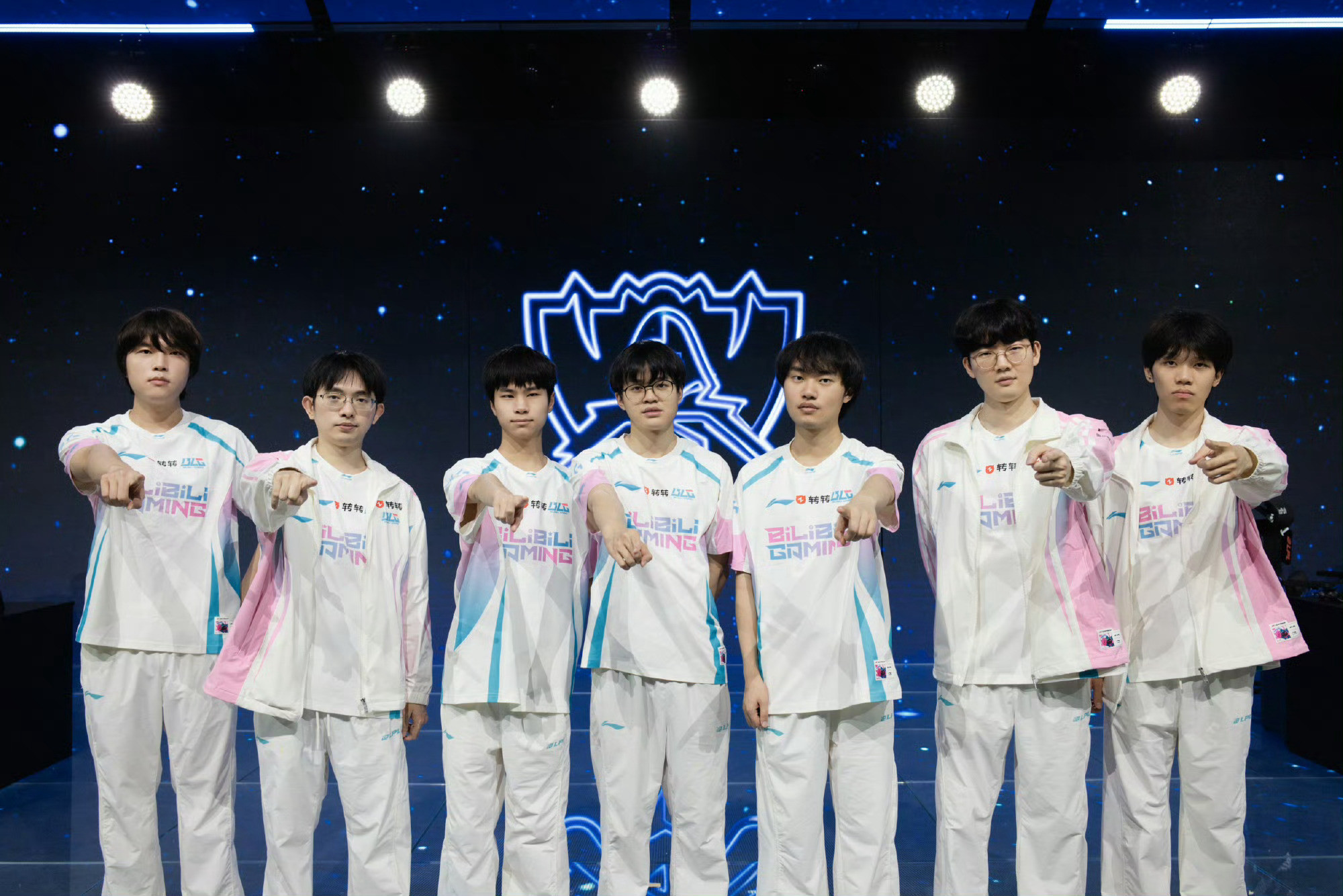 S16世界赛出征仪式LPL+BLG官方返图一个镜头越拉越远的过程​​