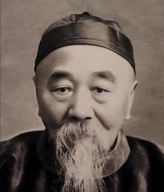 李鸿章的大哥李瀚章，是个大贪官，一生收受贿赂无数，他搞贪腐有一个特点，绝不让送钱