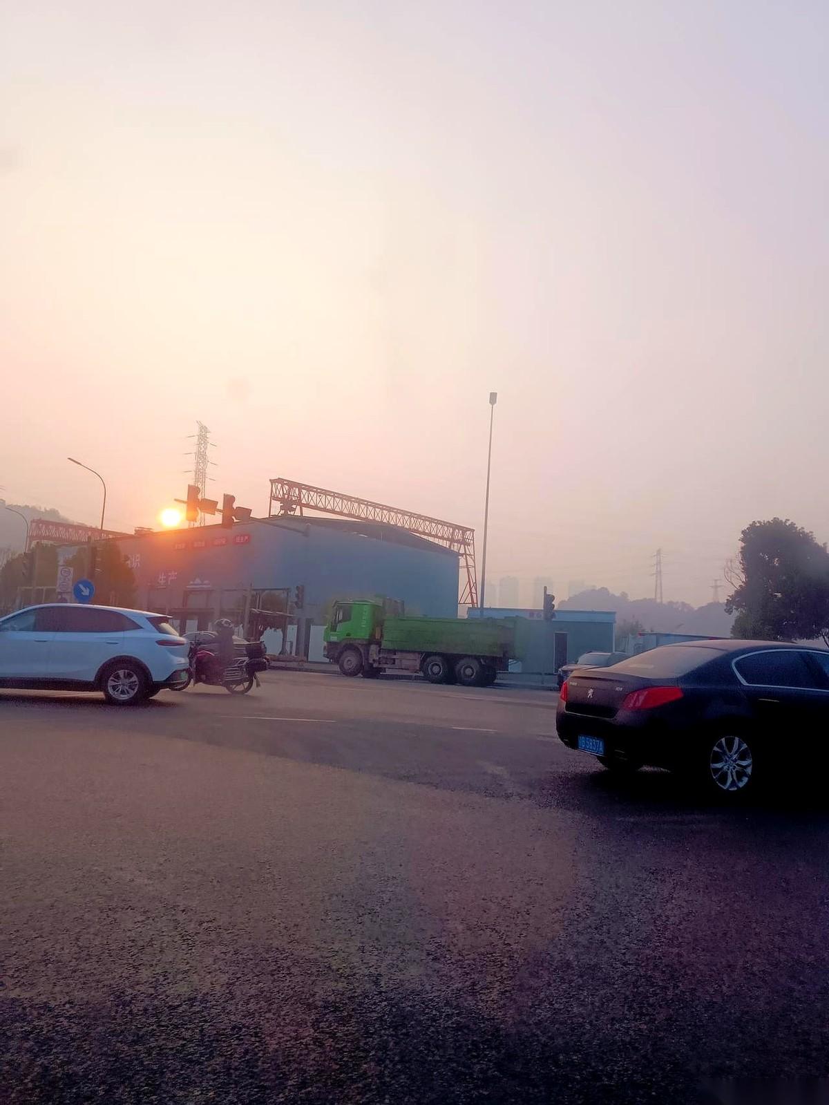 车钥匙被拔掉的那一秒，我脑子是“嗡”的一声。副驾的门被人从外面拉开，驾驶位也被