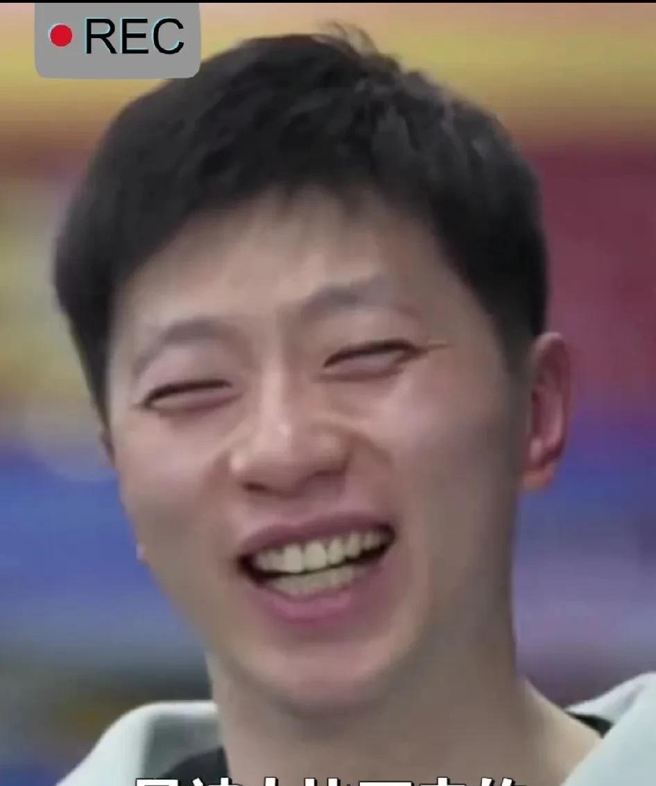 一字之差意思能一样吗？可是这个事就是一个官媒记者说出来的。要不是有字幕，要不是马