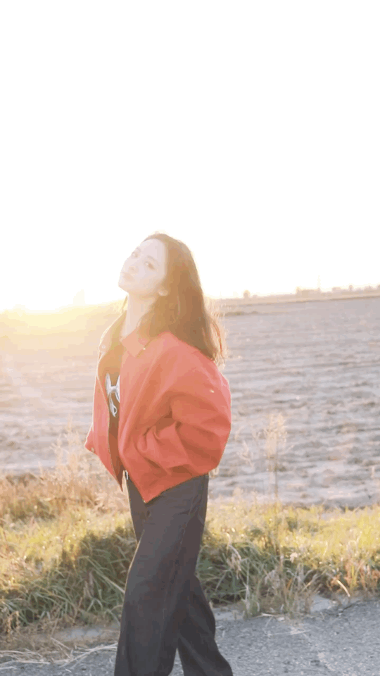 明媚小女孩沈月上线，沐浴在阳光下的画面太美好了[抱抱]​​​