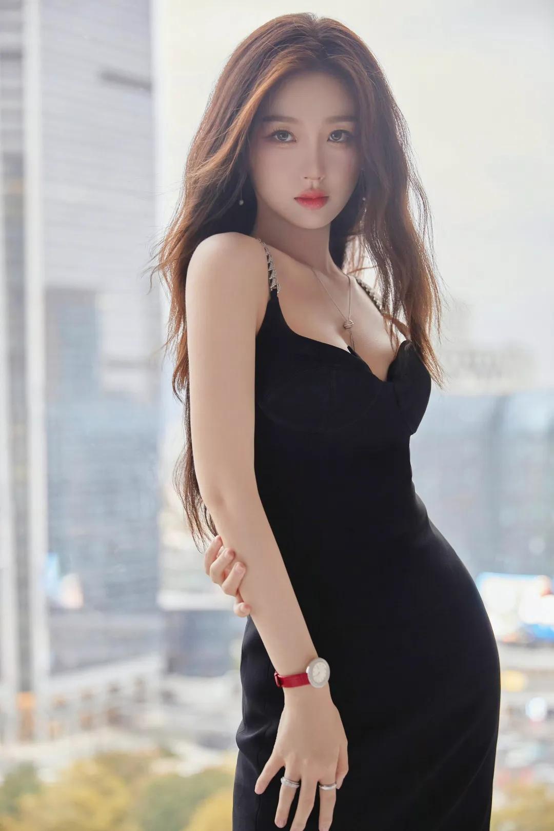 女星写真｜虞书欣，黑裙红唇，是心动的具象化。