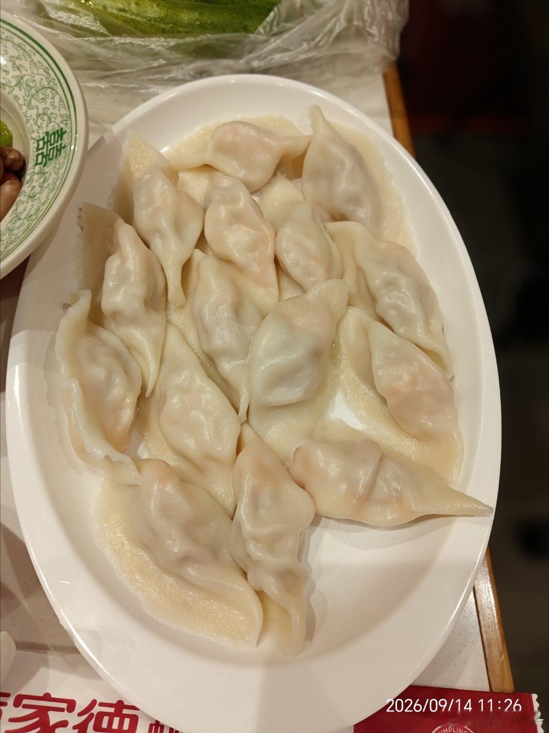 和姐姐一起逛街，逛累了一人点了一盘饺子，一人点了一盘小菜！​​​