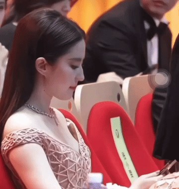 非静止画面！她的一呼一吸仿佛是宇宙在呼吸，感受到了蓬勃的生命力！她的长相，身