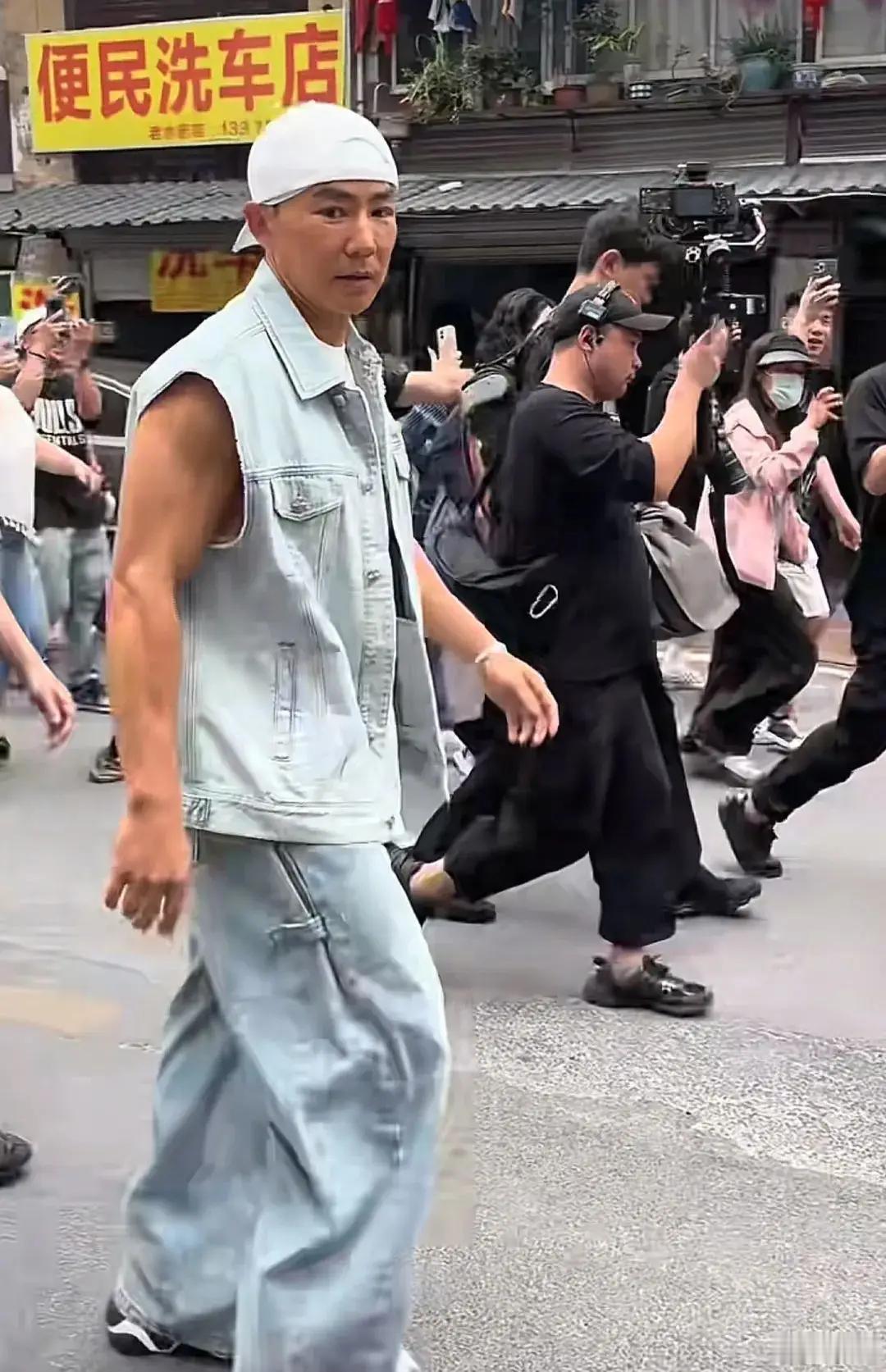 吃瓜刘畊宏在录制《周游记》期间强制清场某粉店一事持续发酵，很多在场顾客都表示愤怒