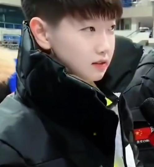 非常喜欢莎莎这段话，说到我心坎里了，她说没在深夜哭过的人，根本谈不上懂人生，谁的