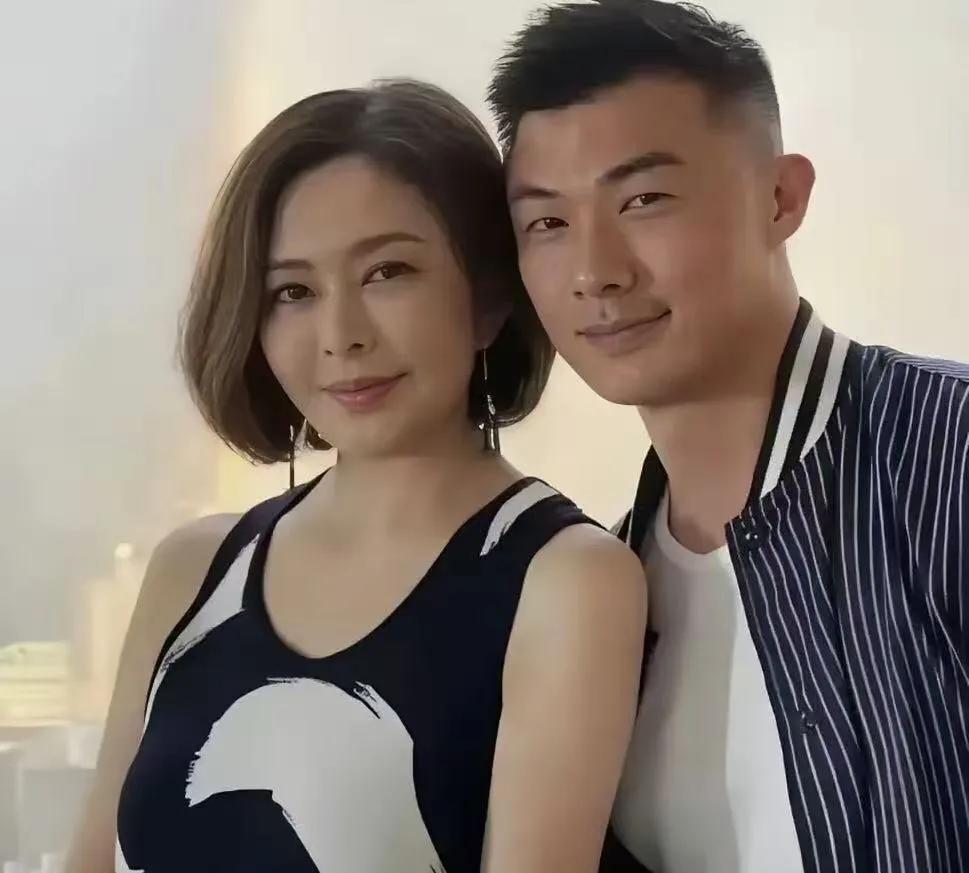 关之琳的恋爱脑属性一直没变，一直相信爱情，目前跟他的模特男友感情稳定。不知道她有