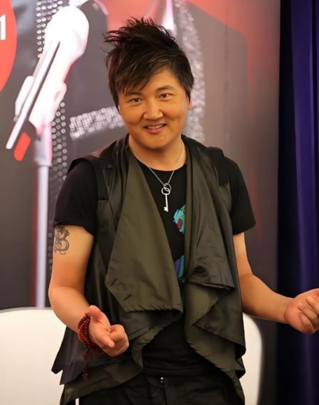 1999年，孙楠成名后，结束了与同居十年的女友辛欣的关系，转而娶了神交已久的买红