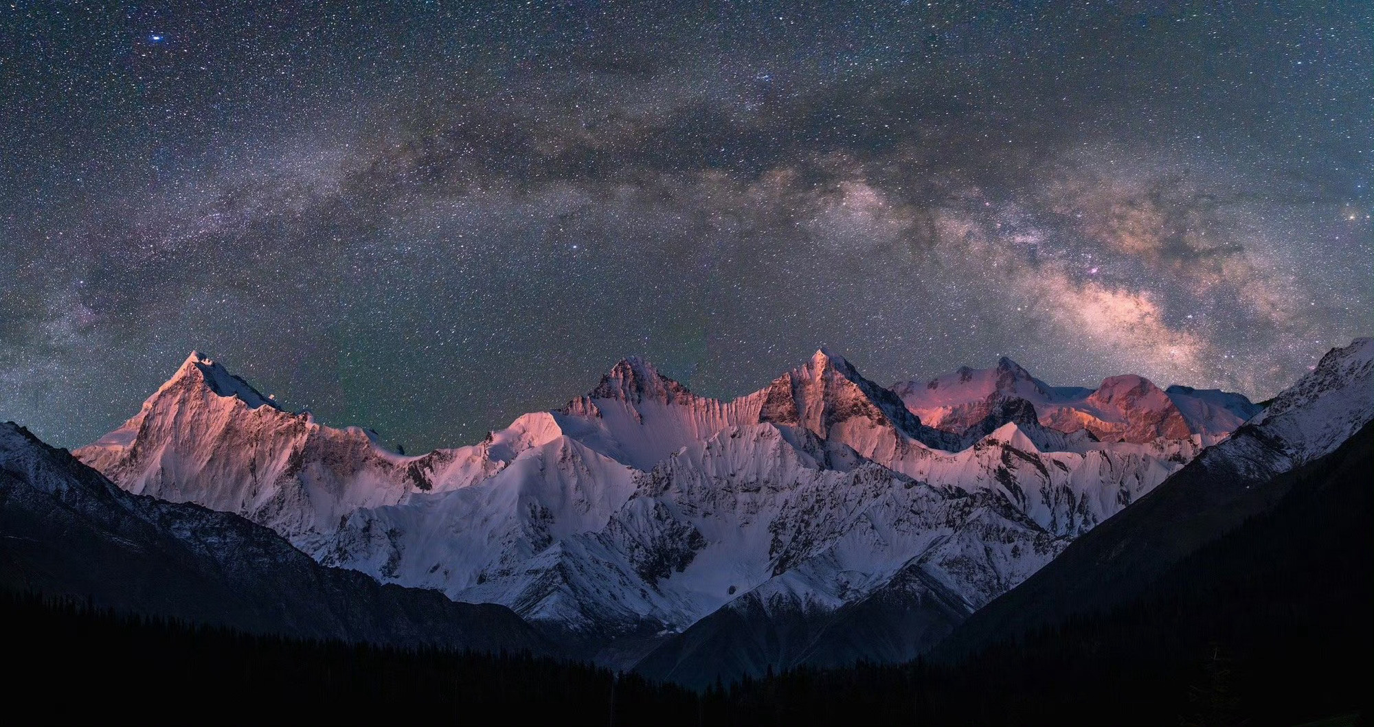 相机定格的风景，早已不止是画面，而是人在黄昏翻看时，能立刻想起当时星光、海风与心