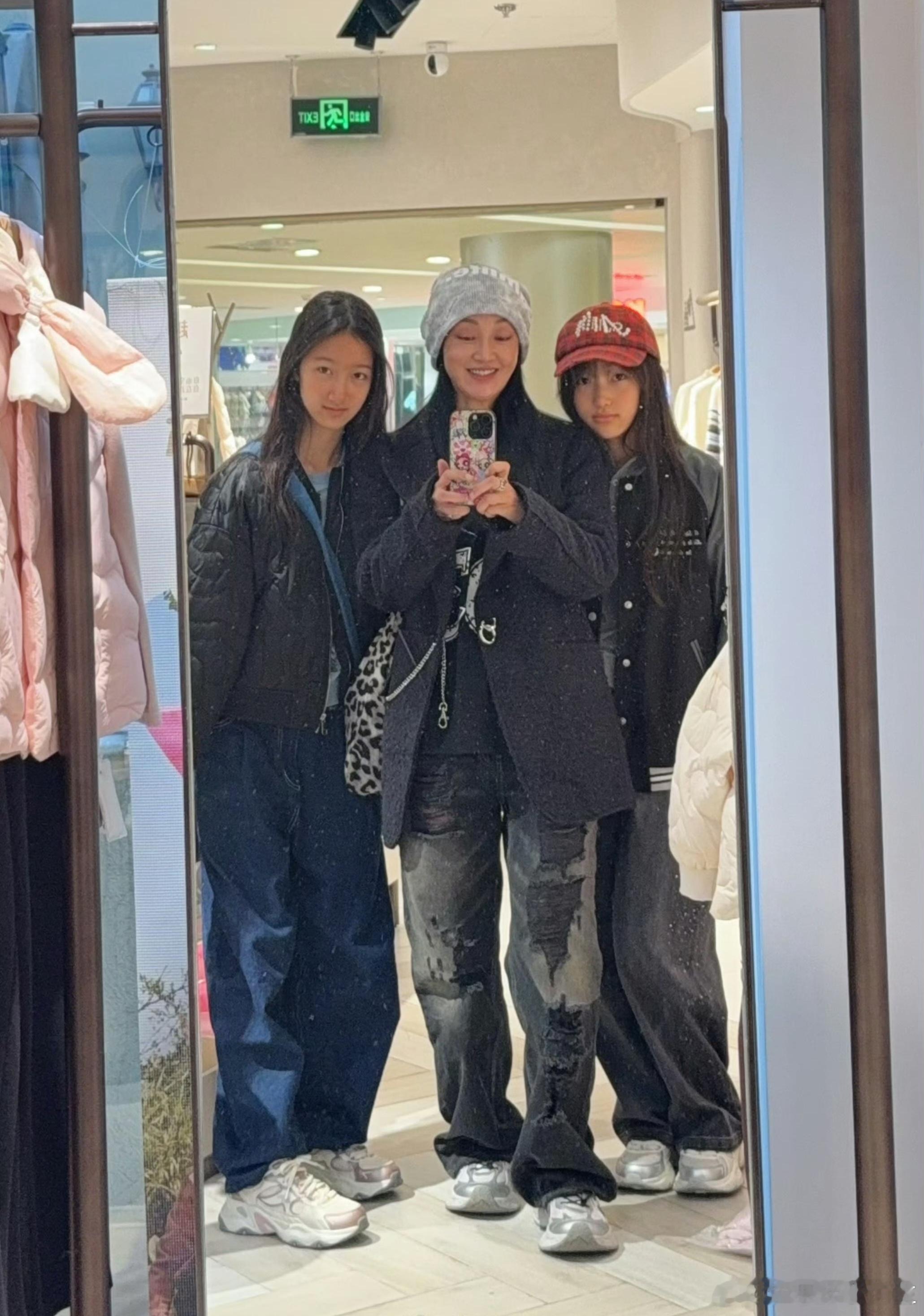 赵子琪两个女儿近照赵子琪两个女儿身高赵子琪分享带两个女儿逛街的画面，大女儿火星1