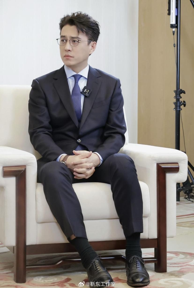 喜欢靳东的含金量还在上升！靳东这个人真的有点琢磨不透，太多人喜欢他了！1